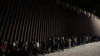 США достроят стену на границе с Мексикой