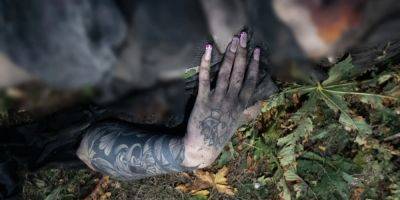 «Плачут и ходят от тела к телу». Украинский фотограф показала болезненные кадры, сделанные после ракетного удара РФ по Харьковской области