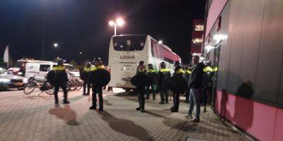 Громкий скандал в еврокубках. После матча в Нидерландах полиция задержала двух футболистов Легии, президента польского клуба избили — видео