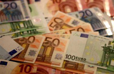 Курс валют НБУ: доллар прибавил 2 копейки, евро — 12 копеек