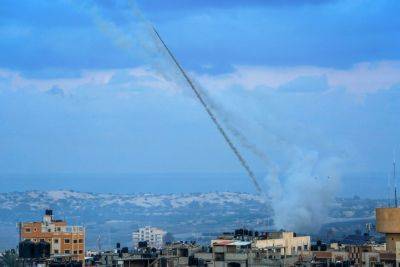 ХАМАС напал на Израиль - как ведут себя боевики с гражданскими - фото и видео