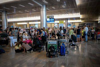Аэропорты Израиля продолжают работать, но многие рейсы отменены