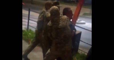 Военкомы силой посадили мужчин в бус в Тернополе: в ТЦК проводят проверку (видео)