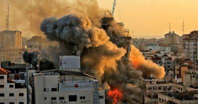 Целились в боевиков ХАМАС: Армия обороны Израиля разрушила две многоэтажки в Секторе Газа (видео)