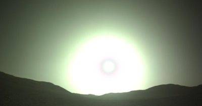 На Земле такого нет. Марсоход NASA запечатлел необычный "голубой закат" Солнца на Марсе (фото)