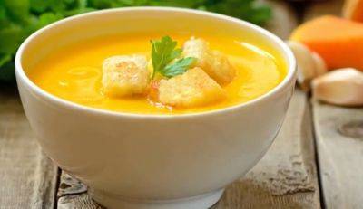 Захочется съесть всю кастрюлю: рецепт тыквенного супа с курицей, цветной капустой и сыром