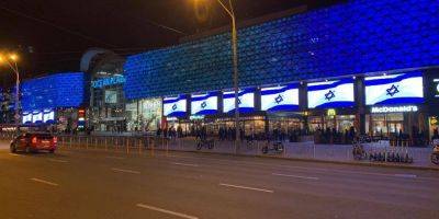 Киев поддерживает Израиль: 350 уличных экранов столицы транслировали израильский флаг