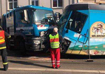 В Праге трамвай столкнулся с мусоровозом