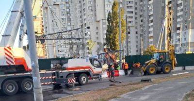 В Киеве посреди дороги упал строительный кран: движение транспорта изменено (фото)