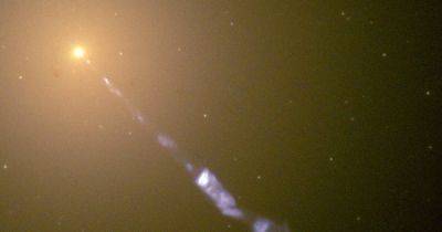 Необъяснимое явление. Струя плазмы из центра гигантской галактики провоцирует взрывы звезд (фото)