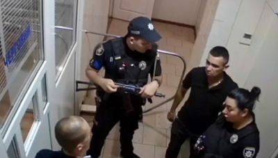 Били задержанного, а полиция молча улыбалась: в Сети показали "мобилизацию" в Черновицком ТЦК – видео