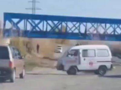 Мужчина повесился на железнодорожном мосту в Андижанской области. Видео