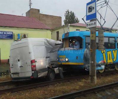 В Одессе Mercedes столкнулся с трамваем: подробности | Новости Одессы