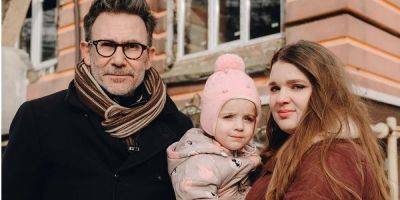 Лауреат Оскара спасает жилье украинцев. Как французский режиссер Мишель Азанавичус помогает восстанавливать разрушенный дом в Ирпене