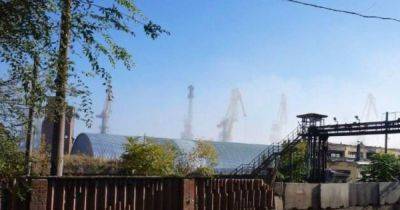 В Мариуполе прогремел мощный взрыв: оккупанты в порту применили дымовую завесу (фото)