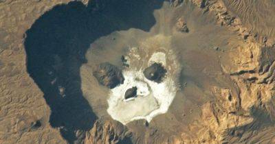 Заглянуть смерти в глаза. Астронавт запечатлел светящийся "череп", скрытый ото всех в Сахаре