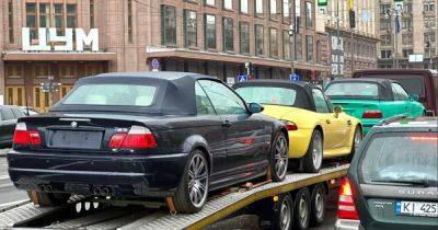 В Киеве заметили автовоз с редкими коллекционными спорткарами BMW (фото)
