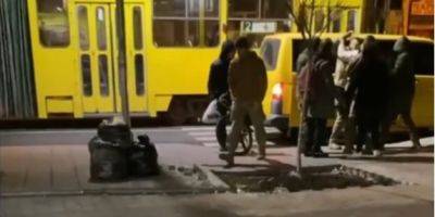 Во Львове люди в военной форме затолкали мужчину в микроавтобус. Областной ТЦК отреагировал