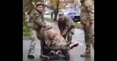 "Неприемлемая ситуация": в ТЦК отреагировали на драку между мужчиной и военным (видео)