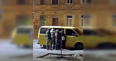 "Загружали силой в бус": во Львове прохожие "отбивали" человека у работников ТЦК (видео)