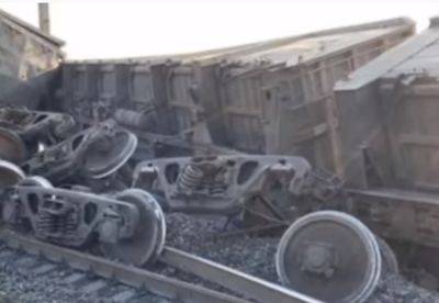Очередное ЧП на россии: 19 вагонов поезда улетели под откос – но сначала была "бавовна"