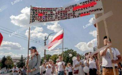 В Гродно пришли за семейной парой, которая во время протестов несла транспарант