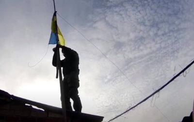 Пограничники подняли флаг Украины в "серой зоне" в Харьковской области