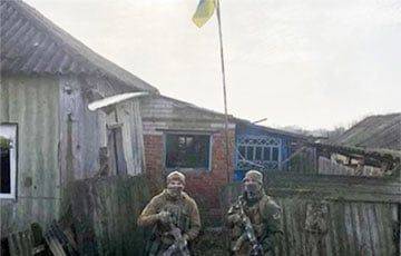 Воины «Сталевого кордону» подняли украинский флаг в селе Тополи на границе с РФ