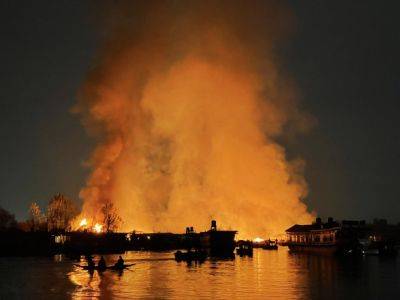 Трое туристов погибли во время пожара на плавучих домах в Индии