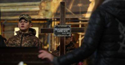 Погиб в боях за Попасную: во Львове впервые простились с Неизвестным Воином ВСУ (фото)