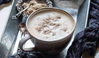 Один лишь запах сводит с ума: рецепт ароматного кофе с халвой и молоком