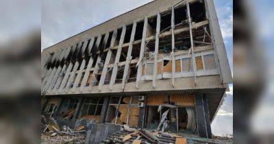 Херсон снова под огнем оккупантов: попали по областной библиотеке