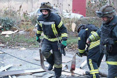 Удар по Херсону 12 ноября – оккупанты обстреляли спасателей во время тушения пожара – фото