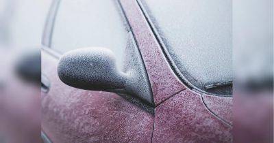Скребок не понадобится: водителям посоветовали, как быстро разморозить лобовое стекло автомобиля зимой