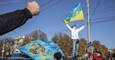 "Встречали аплодисментами": полицейский вспомнил, как поднял флаг Украины в освобожденном Херсоне