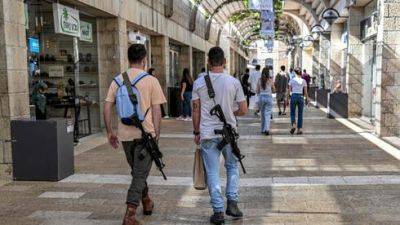 Израильтяне возвращаются в торговые центры почувствовать вкус к жизни