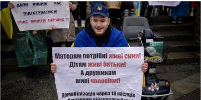«Требуем сроков демобилизации». Родственники военных вышли на митинг на Майдане — фото
