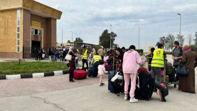 Первую группу эвакуированных из Газы россиян привезли в Каир