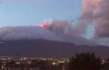На Сицилии произошло извержение вулкана Этна: появились впечатляющие фото и видео