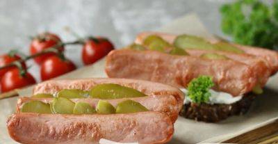 Быстро и очень аппетитно: рецепт необычных бутербродов с сосисками и квашеной капустой