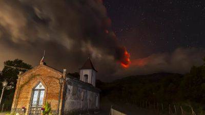Этна снова извергается и покрывает пеплом сицилийские города