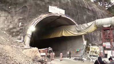 Поиск рабочих в обрушившемся тоннеле на севере Индии