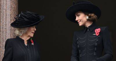 Королева Камилла представила новый головной убор от знаменитого шляпника (фото)