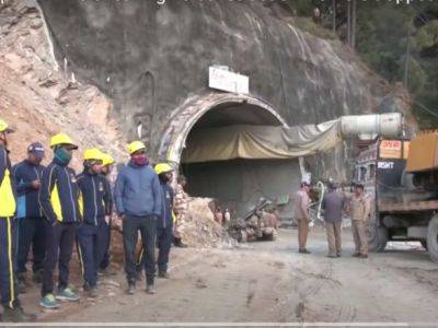 В Индии застряли сорок человек, которые строили горный тоннель в Гималаях - unn.com.ua - Украина - Киев - Индия - Непал - Reuters