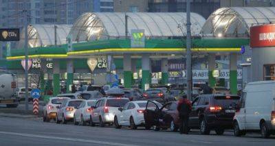 На АЗС в шести областях Украины длинные очереди. Возник дефицит топлива