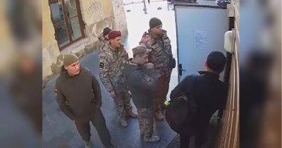 «Здравствуйте, вам повестка»: во Львове 7 работников ТЦК силой «мобилизовали» парковщика с рабочего места