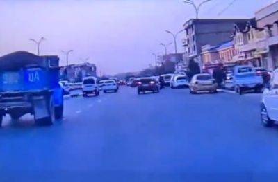 Случайный наезд или спланированная акция: водитель в Андижанской области сбил своего знакомого на обочине дороги. Видео