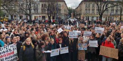 Студенты во Львове вышли на митинг: требуют увольнения Ирины Фарион из Львовской политехники