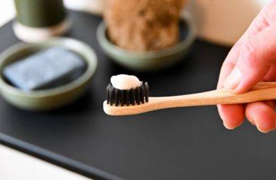 Поможет обычная зубная паста: как освежить обои в квартире. Этот способ точно работает