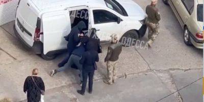 Лицом в асфальт и с наручниками: в Одессе работники военкомата жестко задержали мужчину — появились видео